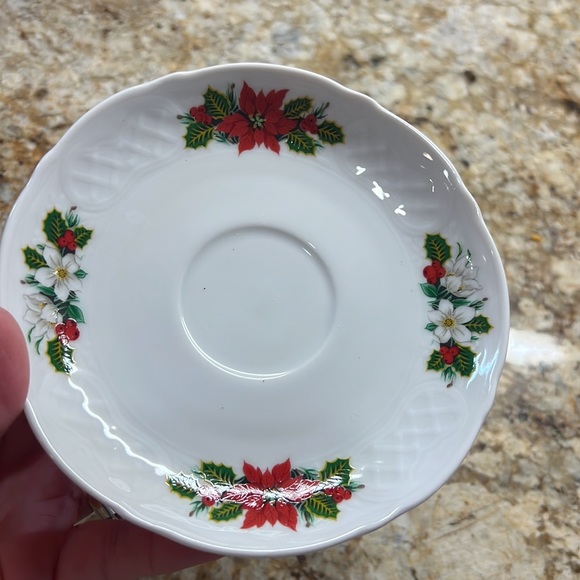 4 Holiday Cups & Saucers - Picture 7 of 9